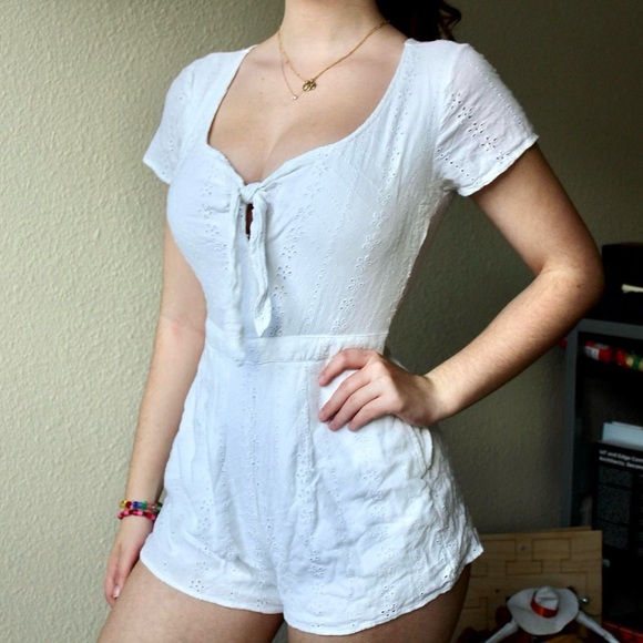 Hollister Pants - Hollister White‎ Floral Eyelet Boho V-Neck Cutout Tie-Front Romper, Size Small